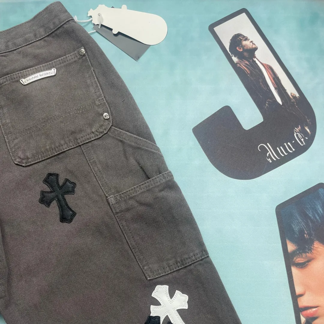 🅿️290 🔘Style number-KL128 🔘Chrome Hearts𝐂𝐡𝐫𝐨𝐦𝐞 𝐇𝐞𝐚𝐫𝐭 Matty Boy Sex Records series Cross black and white patchwork leather lumberjack jeans* Chrome Hearts Matty Boy Sex Records The patchwork leather jeans series is a masterpiece of fashion craftsmanship. It is made of beaded canvas fabric, which has been carefully crafted through heavy washing process, giving the fabric an extremely complex and unique texture, and the upper body has an extraordinary texture. In terms of shape shaping, precise three-dimensional cutting is used to present straight and neat lines, adapting to various body shapes. In terms of accessories, the hardware is customized from ZP (YKK sub-brand) and is of high quality. After being washed, beaded canvas not only becomes thicker, but also has a soft touch and excellent breathability, which greatly enhances the wearing experience. The details are full of ingenuity. The customized small leather label is exquisitely designed, the overall design is unique, and the workmanship is meticulous. Every trace is neat and meticulous, and the details are handled to the extreme. This pair of jeans perfectly integrates multiple fashion elements and breaks gender barriers. It can be easily worn by both men and women and is extremely trendy. Comparable to the Croxin double knee cross leather B01 logging pants and straight overalls B136, they are also extremely luxurious, with a market value of up to 1.9W. They are distinctively characterized by patchwork cross flower embellishment and high-waist washing technology. They embody top-notch heavy-duty craftsmanship and have become a highly sought-after focus item in the fashion industry. As a fashion brand that exudes a rich and luxurious atmosphere, Croxin is known as a high-street aristocrat and is favored by fashionistas and the rich second generation. Compared with ordinary high-street brands, it is more luxurious and noble; compared with traditional luxury brands, it has a bit more fashion personality and unique charm, making it the best choice for fashionistas. Specific to this pair of jeans, they are made of imported denim fabric, with custom-made silver-plated Crow heart buttons. The crosses are hand-embroidered from first-layer sheepskin, and blended into a variety of rare leather materials such as horse hair, sheepskin, and suede. There are a total of 26 genuine leather crosses on the whole pants, giving them a full sense of luxury. After repeated washing, the fabric becomes more delicate and breathable, making it easy to adapt to various styles. The buttons and zippers are made of genuine YKK vintage metal products, and the front knees are reinforced with double-layer canvas. Every hardware is carefully selected, and the details are exquisitely processed, fully demonstrating Croxin's excellent craftsmanship and cutting-edge fashion taste.  Size: S M L XL XXL (28.30.32.34.36) Color: Dark Gray
